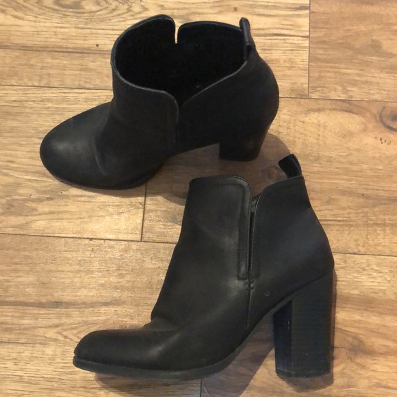 Shoes - ❗️HOST PICK❗️ Black Heeled Booties